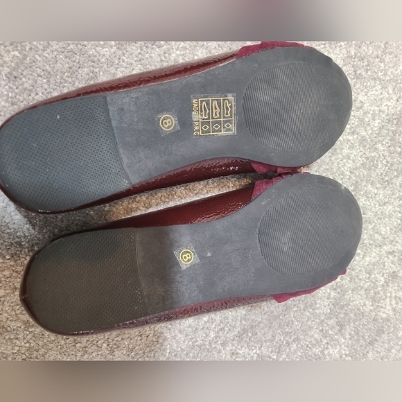 DIFFERENT Wine Colored Patent Faux Leather Ballet Flats Shoes Size 8 NWOT - Picture 6 of 6